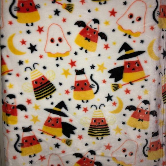 New Novogratz Candy Corn Costume Characters Throw Blanket Cat Bee Bat Ghost - Picture 3 of 3